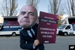 Aksi unjuk rasa menuntut kompensasi bagi pekerja migran korban Piala Dunia di Qatar di kampung halaman Presiden FIFA Gianni Infantino di Brig, Swiss, Rabu, 7 Desember 2022. (Alberto Bernasconi/AP untuk Avaaz)