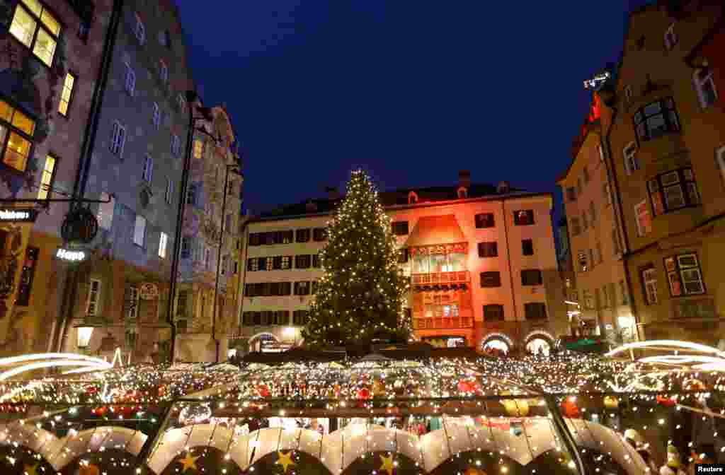 Vista del mercado navideño del casco antiguo de Innsbruck, en Austria.