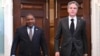 Presidente de Moçambique, Filipe Nyusi (e) com o Secretário de Estado americano, Antony Blinken, a caminho da Sala dos Tratados no Departamento de Estado. Washington DC, 14 Dez, 2022