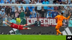 El arquero argentino Emiliano Martínez no logra detener un tiro de Virgil van Dijk de Países Bajos durante la tanda de penales durante el partido de fútbol de cuartos de final de la Copa Mundial entre Países Bajos y Argentina, en el Estadio Lusail en Lusail, Qatar, el sábado 10 de diciembre de 2022.