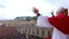 Colocan la mitra al papa Benedicto XVI cuando se dispone a pronunciar su misa inaugural en la Plaza de San Pedro del Vaticano, el 24 de abril de 2005.&nbsp;