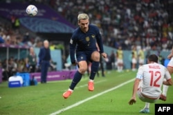 Antoine Griezmann berebut bola dengan bek Tunisia Ali Maaloul selama pertandingan sepak bola Grup D Piala Dunia 2022 Qatar antara Tunisia dan Prancis di Stadion Education City di Al-Rayyan, barat Doha pada 30 November 2022. (Foto: AFP )