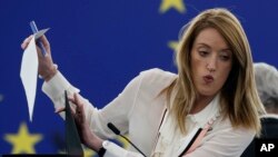 La presidenta del Parlamento Europeo Roberta Metsola toma notas durante una sesión especial sobre cabildeo, el lunes 12 de diciembre de 2022, en el Parlamento Europeo en Estrasburgo, en el este de Francia. (AP Foto/Jean-Francois Badias)