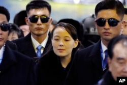 Adik perempuan pemimpin Korea Utara Kim Jong Un, Kim Yo Jong, tengah, tiba di stasiun kereta Jinbu di Pyeongchang, Korea Selatan. (Foto: AP)