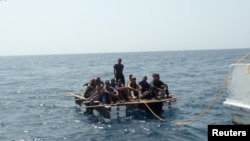 ARCHIVO - Migrantes cubanos en una balsa mientras son rescatados por miembros de la Armada de México (SEMAR) en Progreso, en el estado de Yucatán, en esta fotografía de julio de 2015.