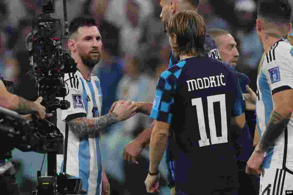 Attaquant #10 Lione Messi apesi mbote na milieu ya Croatie #10 Luka Modric nsima na match ya demi-finale ya Mondial Qatar 2022 na stade Lusail, Doha, 13 décembre 2022. (Photo by JACK GUEZ / AFP)