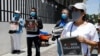 Reporteros sostienen periódicos con pancartas en apoyo de José Rubén Zamora, presidente de elPeriódico, detenido por acusaciones de supuesto lavado de dinero y chantaje por parte de las autoridades guatemaltecas, en la Ciudad de Guatemala, Guatemala, el 30 de julio de 2022.