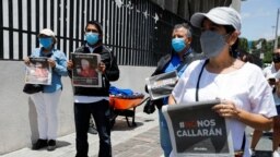 Reporteros sostienen periódicos con pancartas en apoyo de José Rubén Zamora, presidente de elPeriódico, detenido por acusaciones de supuesto lavado de dinero y chantaje por parte de las autoridades guatemaltecas, en la Ciudad de Guatemala, Guatemala, el 30 de julio de 2022.