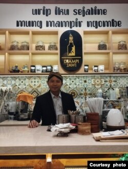Tedjo Widodo di kedai minuman sehat dengan nuansa Jawa (foto: courtesy).