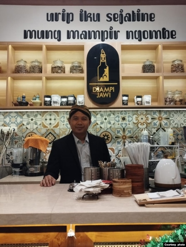 Tedjo Widodo di kedai minuman sehat dengan nuansa Jawa (foto: courtesy).