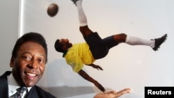 ARCHIVO - Pelé, leyenda del fútbol brasileño, junto a una fotografía suya tomada por Patrick. Lichfield en la inauguración de la 'Colección Pele' en el County Hall, Londres, en octubre de 2003.