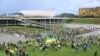 Los partidarios del expresidente brasileño Jair Bolsonaro realizan una manifestación en la Esplanada dos Ministerios en Brasilia el 8 de enero de 2023. [Foto: AFP]