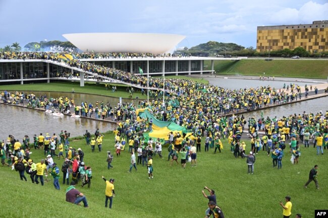 Los partidarios del expresidente brasileño Jair Bolsonaro realizan una manifestación en la Esplanada dos Ministerios en Brasilia el 8 de enero de 2023. [Foto: AFP]