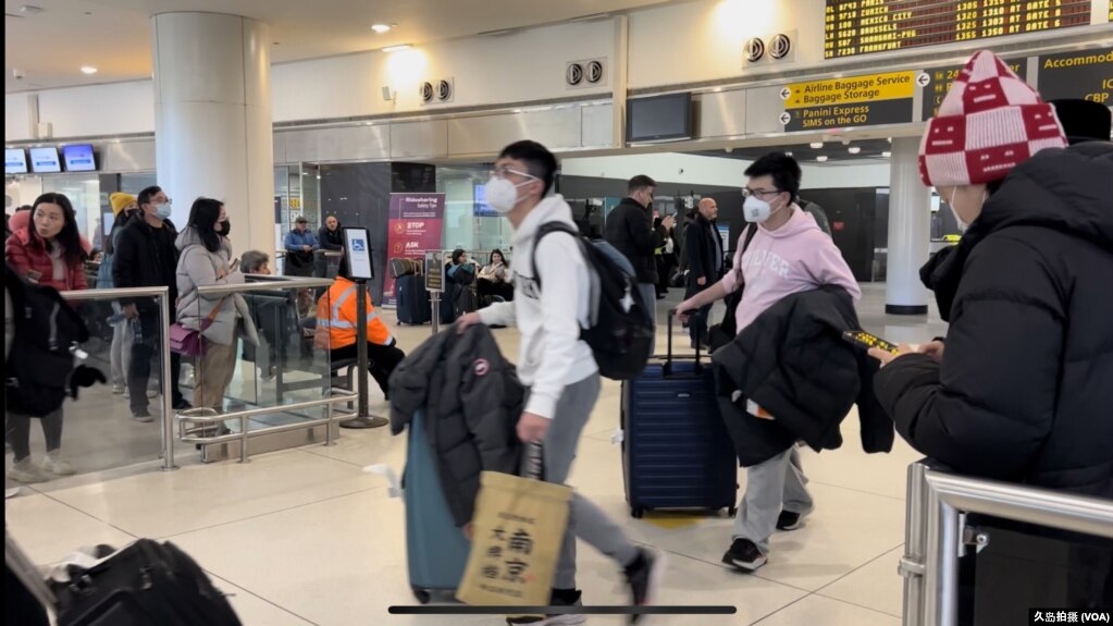 来自上海的旅客抵达纽约肯尼迪国际机场（久岛拍摄）(photo:VOA)