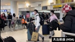 来自上海的旅客抵达纽约肯尼迪国际机场（久岛拍摄）