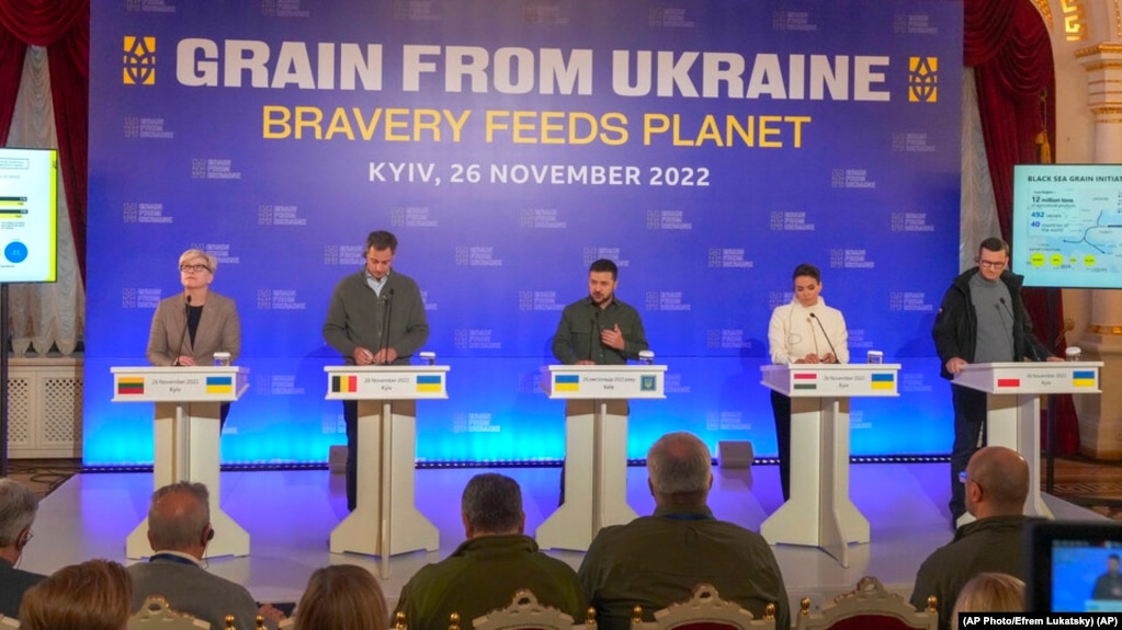 乌克兰总统泽连斯基（中）在基辅召开乌克兰粮食倡议国际峰会（2022年11月26日）(photo:VOA)