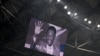 Una fotografía de la leyenda del fútbol brasileño Pelé se muestra en una pantalla gigante en el estadio Velódromo de Marsella, el 29 de diciembre de 2022.