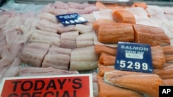 FILE - Daging ikan dijual di pusat perbelanjaan di Sydney, Australia, 27 Juli 2022. Parlemen Australia meloloskan perjanjian perdagangan bebas bilateral dengan India dan Inggris, Selasa (22/11). (Foto AP/Mark Baker, File)