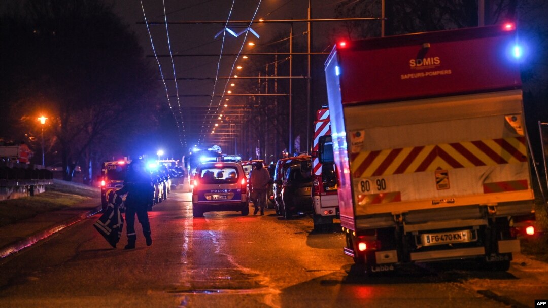 Policija stražari dok vatrogasci rade na gašenju požara u zgradu u kojoj je u vatrenoj stihiji poginulo 10 judi, u Vulo-e-Velinu, Francuska, 16. decembra 2022.