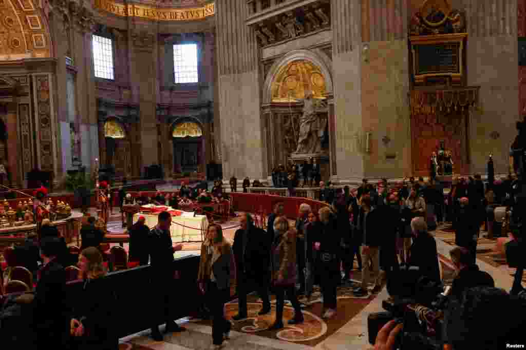Fieles rinden homenaje al difunto papa emérito Benedicto XVI, en la Basílica de San Pedro en el Vaticano, el 2 de enero de 2023.