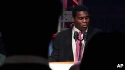 El retador republicano al Senado de EEUU, Herschel Walker, habla durante una fiesta nocturna electoral, el martes 6 de diciembre de 2022, en Atlanta.