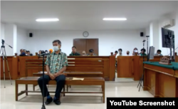 Sidang ini menghadirkan Mayor Inf (purn) Isak Sattu sebagai satu-satunya terdakwa. (foto screenshot)