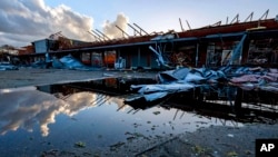 Atap kawasan bisnis lokal terlihat hancur berserakan akibat tornado yang menghantam Selma, Alabama, 12 Januari 2023.