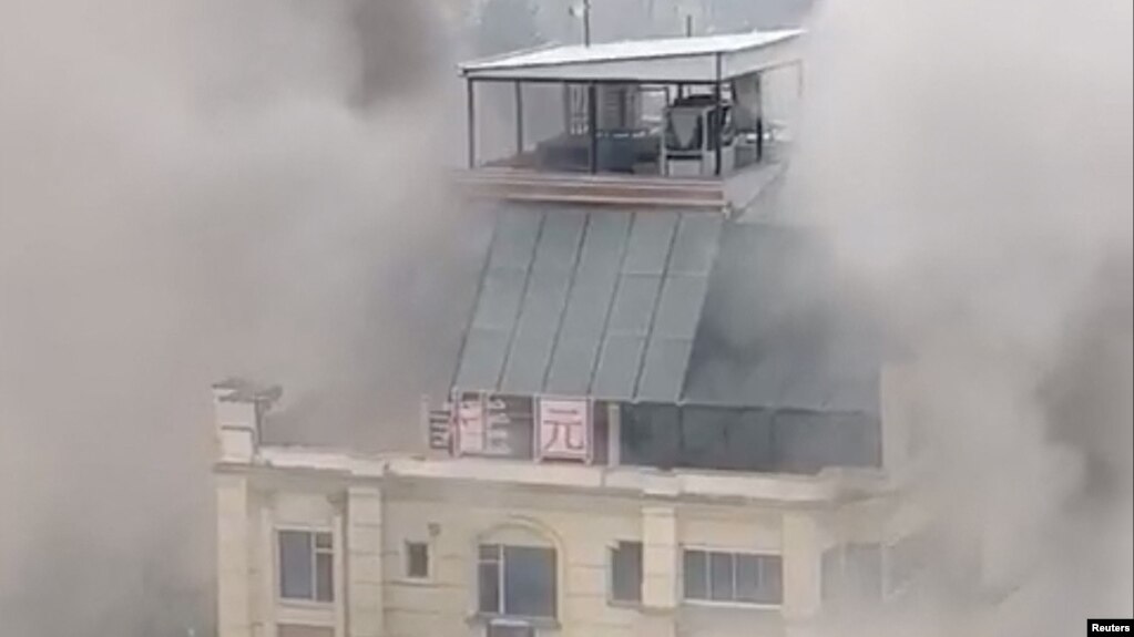 阿富汗首都喀布尔一家酒店2022年12月12日受到武装袭击。大楼顶上明显有汉字标志。（路透社转载）(photo:VOA)