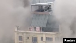 阿富汗首都喀布尔一家酒店2022年12月12日受到武装袭击。大楼顶上明显有汉字标志。（路透社转载）