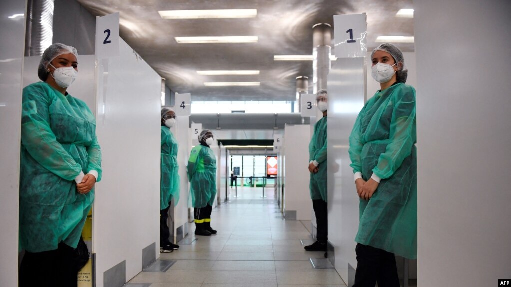 法国医护人员在巴黎戴高乐国际机场的检测中心等候来自中国的航班。（2023年1月1日）