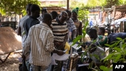 Des Burkinabè attendent pour poser leur candidature, à Ouagadougou, le 16 novembre 2022.