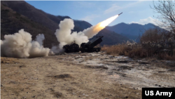 미 보병2사단은 14일 트위터 등 소셜미디어에 제210 야전포병여단이 지난 5∼6일 담터계곡에서 다연장로켓(MLRS) 발사 훈련을 했다면서 사진을 공개했다.