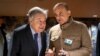 PM Pakistan Shehbaz Sharif (kanan) berbicara dengan Sekjen PBB Antonio Guterres berbicara pada konferensi di Jenewa, Swiss, untuk membantu upaya pemulihan pascabanjir Pakistan hari Rabu (11/1). 