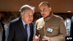 PM Pakistan Shehbaz Sharif (kanan) berbicara dengan Sekjen PBB Antonio Guterres berbicara pada konferensi di Jenewa, Swiss, untuk membantu upaya pemulihan pascabanjir Pakistan hari Rabu (11/1). 