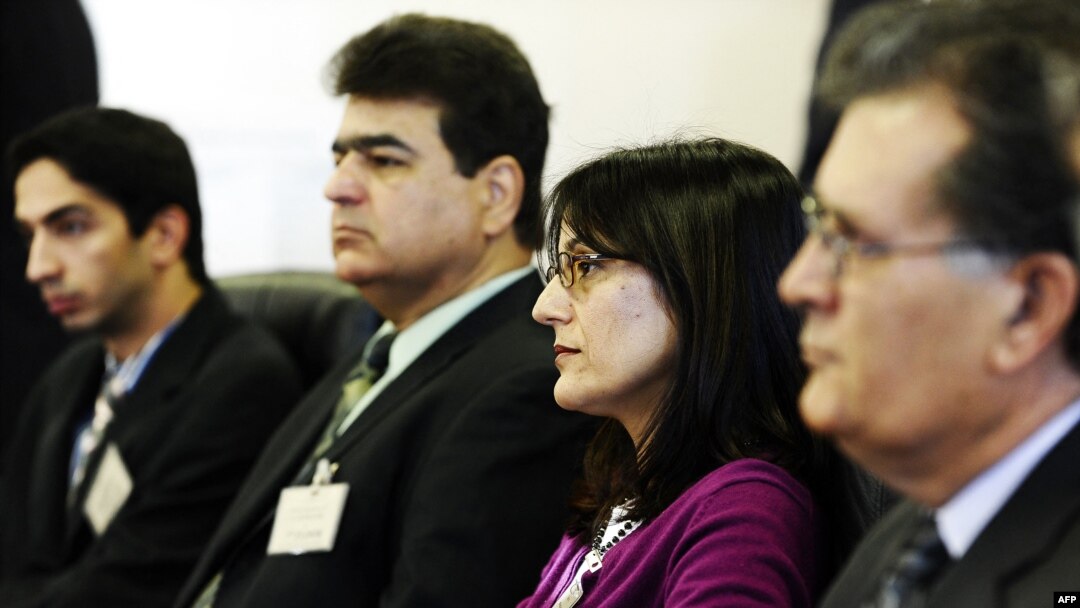 FILE - Kerabat tahanan Baha'i di Iran menceritakan kisah mereka di hadapan Komisi AS untuk Kebebasan Beragama Internasional (USCIRF) di Washington, 9 Februari 2011.
