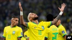 Neymar Selebre apre li make dezyem gol ekip Brezil la kont Kore di Sid nan Mondyal Foutbol Qatar la, 5 Desanm, 2022. 