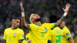 Bintang timnas Brazil, Neymar (10), merayakan gol kedua timnya dalam pertandingan sepak bola babak 16 besar Piala Dunia di Stadion Education City di Al Rayyan, Qatar, Senin, 5 Desember 2022. Brazil menaklukkan Korea Selatan dengan skor 4-1. 