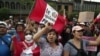 Simpatizantes del expresidente Pedro Castillo, detenido tras su destitución, protestan frente al Congreso en Lima, Perú, el 10 de diciembre de 2022.