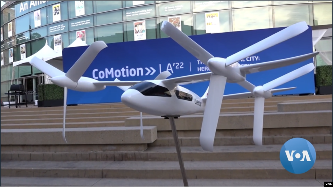 Taksi terbang listrik (electric vertical take-off and landing vehicle /eVTOL) produksi Overair yang berbasis di South Carolina. (VOA/videogra)