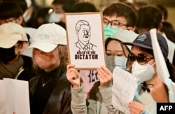 示威者聚集在美国加州伯克利大学校园内抗议中国政府严酷的清零防疫政策。（2022年11月28日）