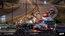 Des ambulanciers paramédicaux et du personnel des services d'urgence travaillent sur les lieux d'un accident de camion-citerne diesel sur l'autoroute N12 à Johannesburg le 7 janvier 2023.