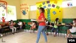 Niños venezolanos reciben clases en un salón de clase que la ONG Save the Children ha dispuesto para que puedan seguir educándose. FOTO: Nicole Sandoval, VOA. 