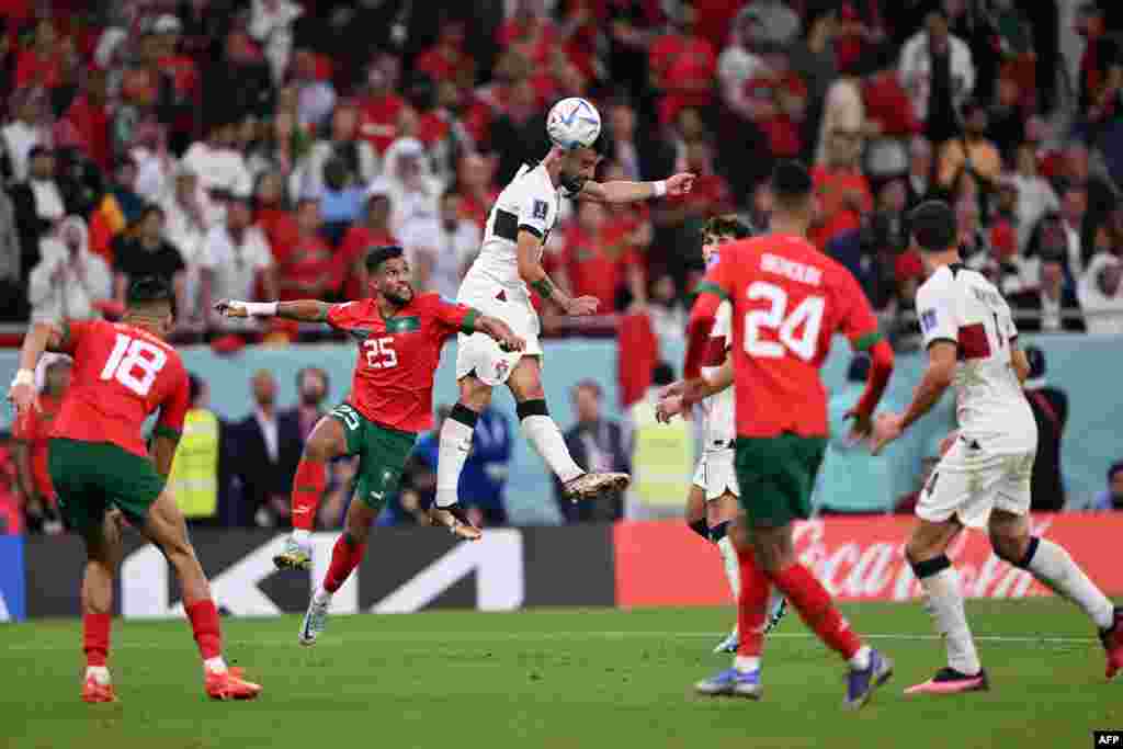 Milieu ya Portugal #08 Bruno Fernandes abeti ndembo na motu na match na Portugal na stade Al-Thumama, Doha, 10 décembre 2022. (Photo by Kirill KUDRYAVTSEV / AFP)