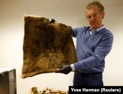 Patrick Janssen, co-founder of Dung Dung, shows a mat made from recycled human hair in Waremme, Belgium December 8, 2022. (REUTERS/Yves Herman)