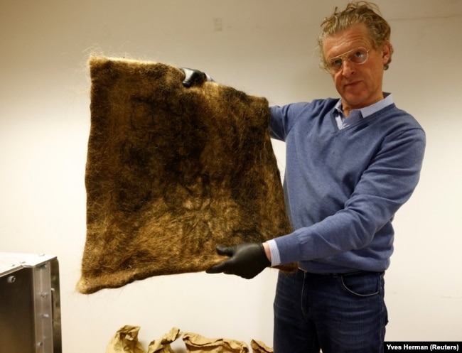 Patrick Janssen, co-founder of Dung Dung, shows a mat made from recycled human hair in Waremme, Belgium December 8, 2022. (REUTERS/Yves Herman)