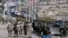 Soldados montan guardia en la Carretera Panamericana Sur después de despejar barricadas creadas por partidarios del derrocado presidente peruano Pedro Castillo en Arequipa, Perú, el jueves 15 de diciembre de 2022.