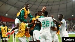 El seleccionado de Senegal celebra la victoria ante Ecuador 2-1 en el Mundial de Qatar 2022, el 29 de noviembre de 2022 en el estadio Internacional Khalifa.