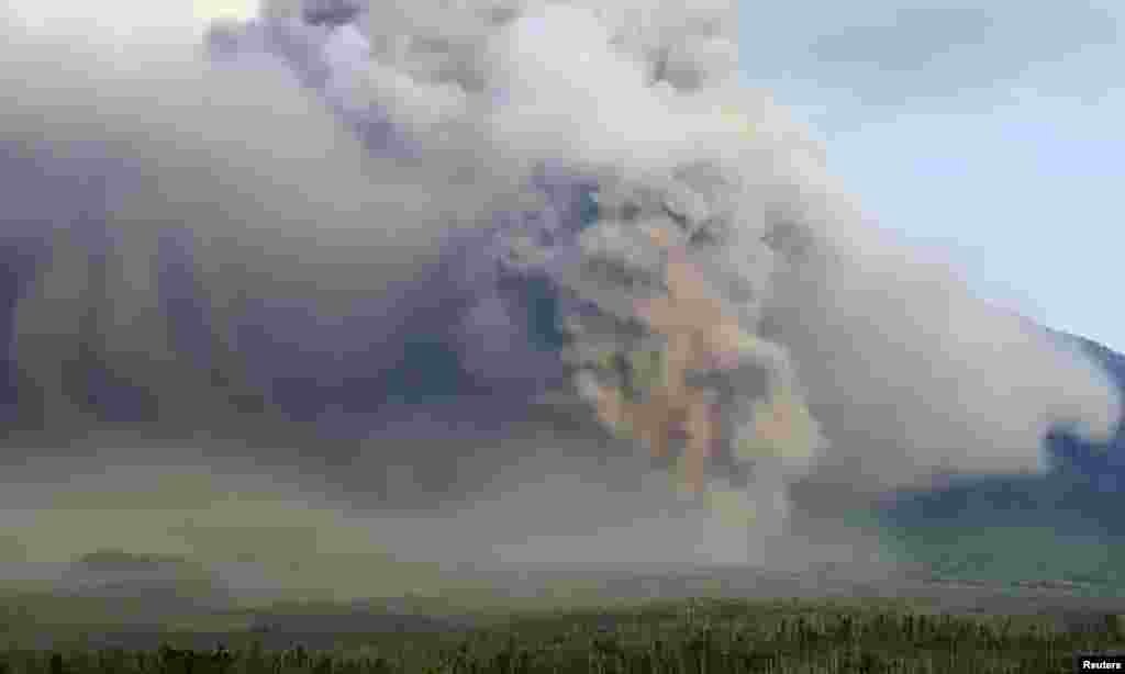 La erupción de ceniza volcánica del Monte Semeru tiene en estado de máxima alerta a miles de residentes de Java Oriental, en Indonesia. Otra erupción, ocurrida el año anterior, mató 51 personas.