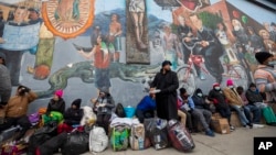 Migranti čekaju pomoć na ulicama grada El Paso u Teksasu, 18. decembar 2022.