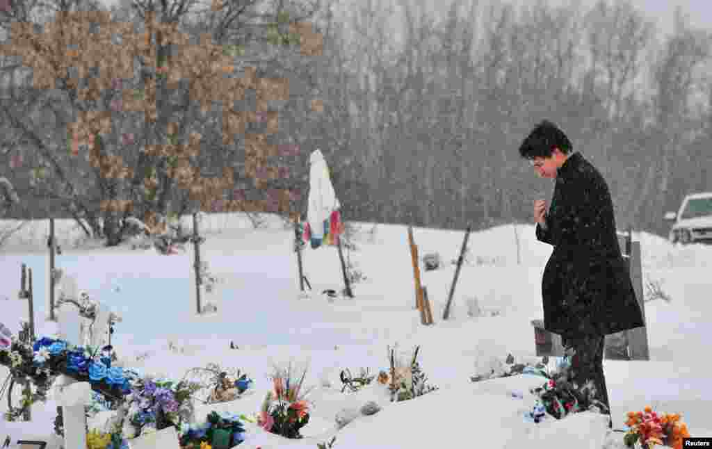 O primeiro-ministro do Canadá, Justin Trudeau, presta homenagem às vítimas de um esfaqueamento em Setembro na James Smith Cree Nation, Saskatchewan, 28 de Novembro de 2022.